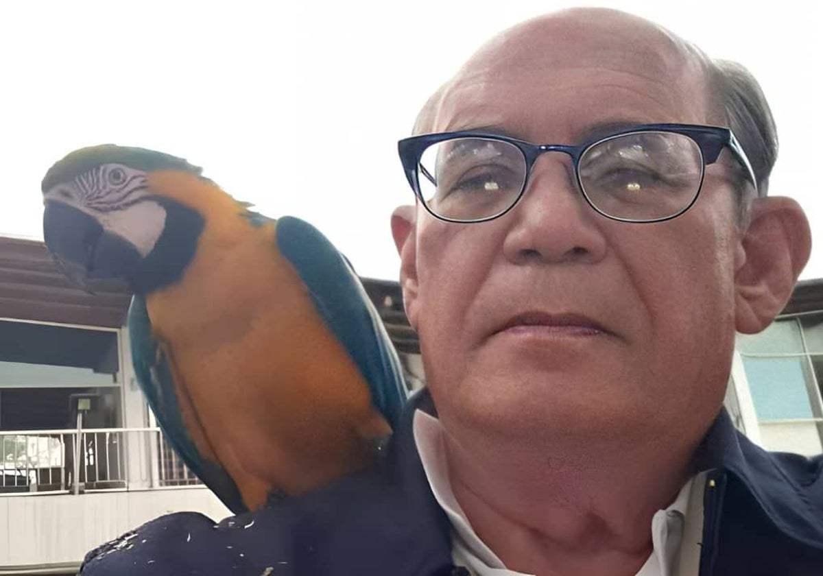 Omar González, dentro de la Embajada argentina, con una guacamaya en el hombro