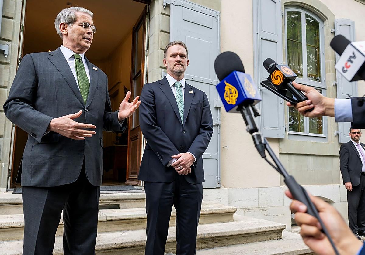 El secretario del Tesoro de EE.UU., Scott Bessent, y el representante comercial, Jamieson Greer, tras las reuniones