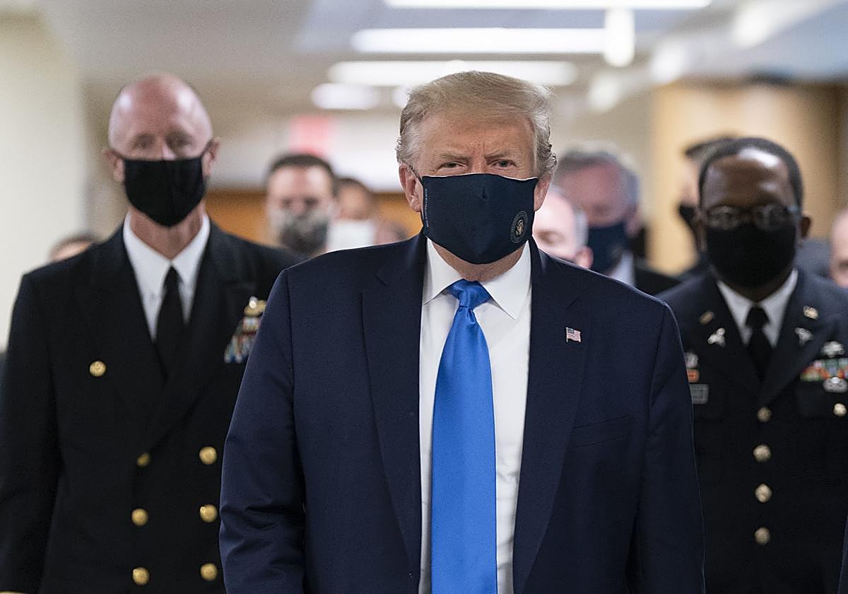Fotografía de archivo del 11 de julio de 2020, que muestra al presidente de los Estados Unidos, Donald Trump, con mascarilla y rodeado por su cúpula militar
