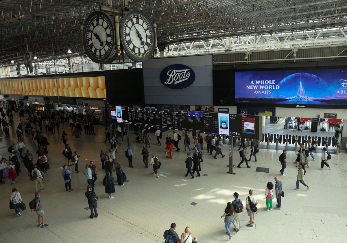 La gente camina en la estación de Waterloo, después de que Transport for London informara de un corte de energía en el metro de Londres