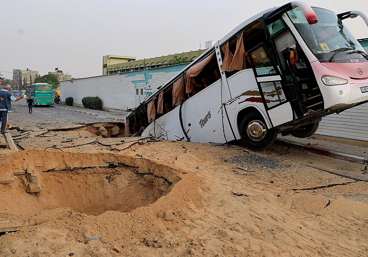 Palestinos inspeccionan los daños del bombardeo israelí en Jan Yunis