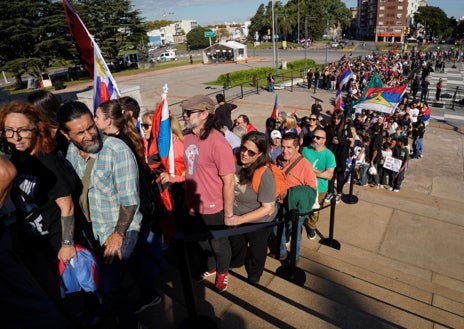 Imagen secundaria 1 - Montevideo se convirtió en el punto de encuentro de personas provenientes de todo el país, que viajaron hasta la capital para despedir al exmandatario