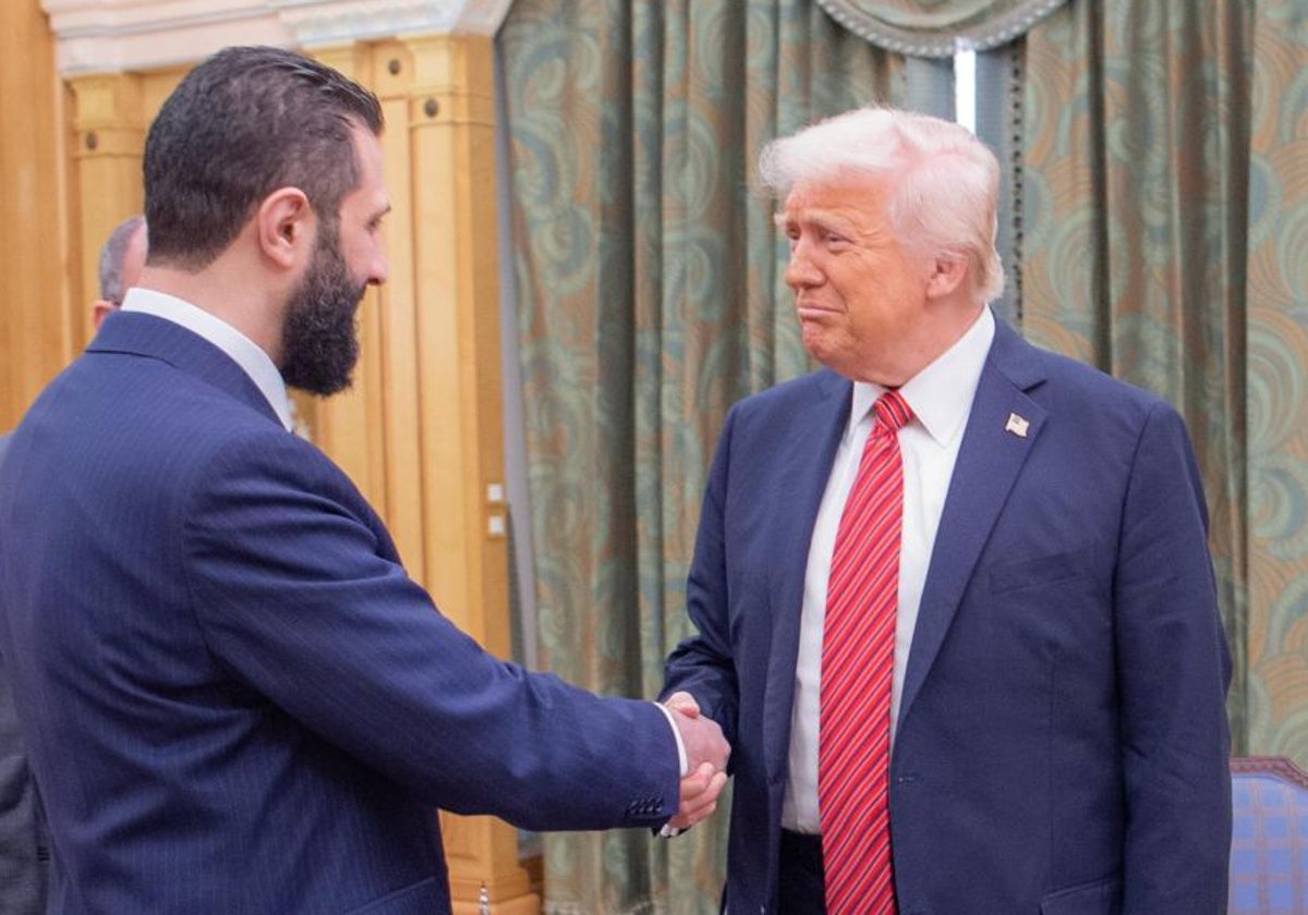 Trump se reúne con el nuevo líder sirio durante más de media hora en Riad