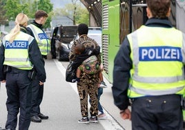 Cacheados, fichados y devueltos: Alemania dispara las expulsiones de inmigrantes en la frontera