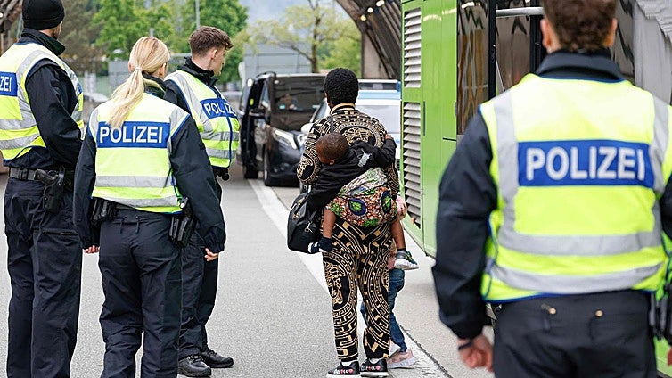 Cacheados, fichados y devueltos: Alemania dispara las expulsiones de inmigrantes en la frontera