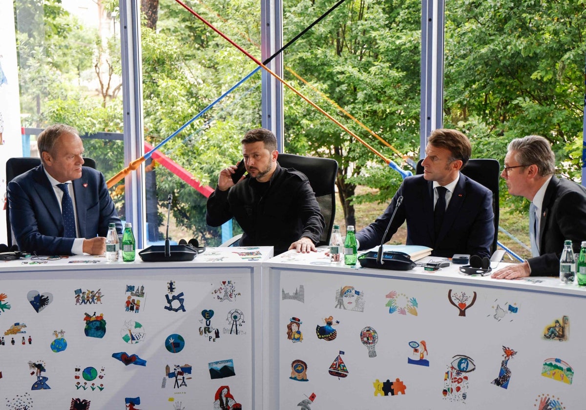El primer ministro de Polonia, Tusk, el presidente de Ucrania, ZelenskI , el presidente de Francia, Macron, y el primer ministro del ReinoUnido, Starmer, asisten a una reunión de la cumbre de la Comunidad Política Europea, en Tirana