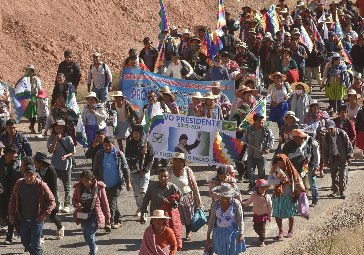 La caravana pro-Evo, en ruta hacia La Paz a la altura de Parotani