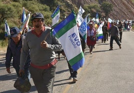 Una caravana de seguidores de Evo Morales busca inscribirlo como candidato pese a estar inhabilitado
