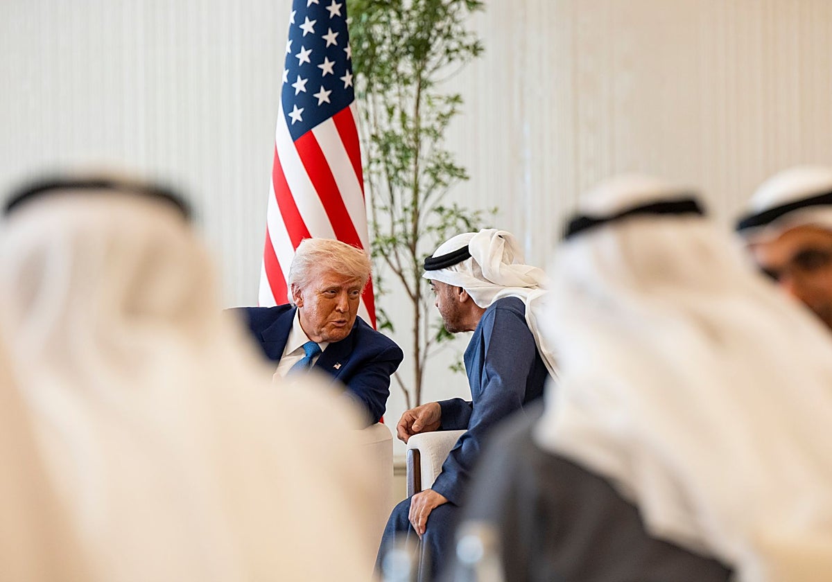 El presidente de los Emiratos Árabes Unidos, el jeque Mohamed bin Zayed Al Nahyan, habla con Trump durante su despedida en el Aeropuerto Presidencial de Abu Dabi