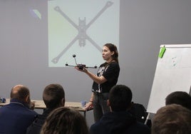 Clases de drones para los civiles ucranianos, que no se fían de Putin
