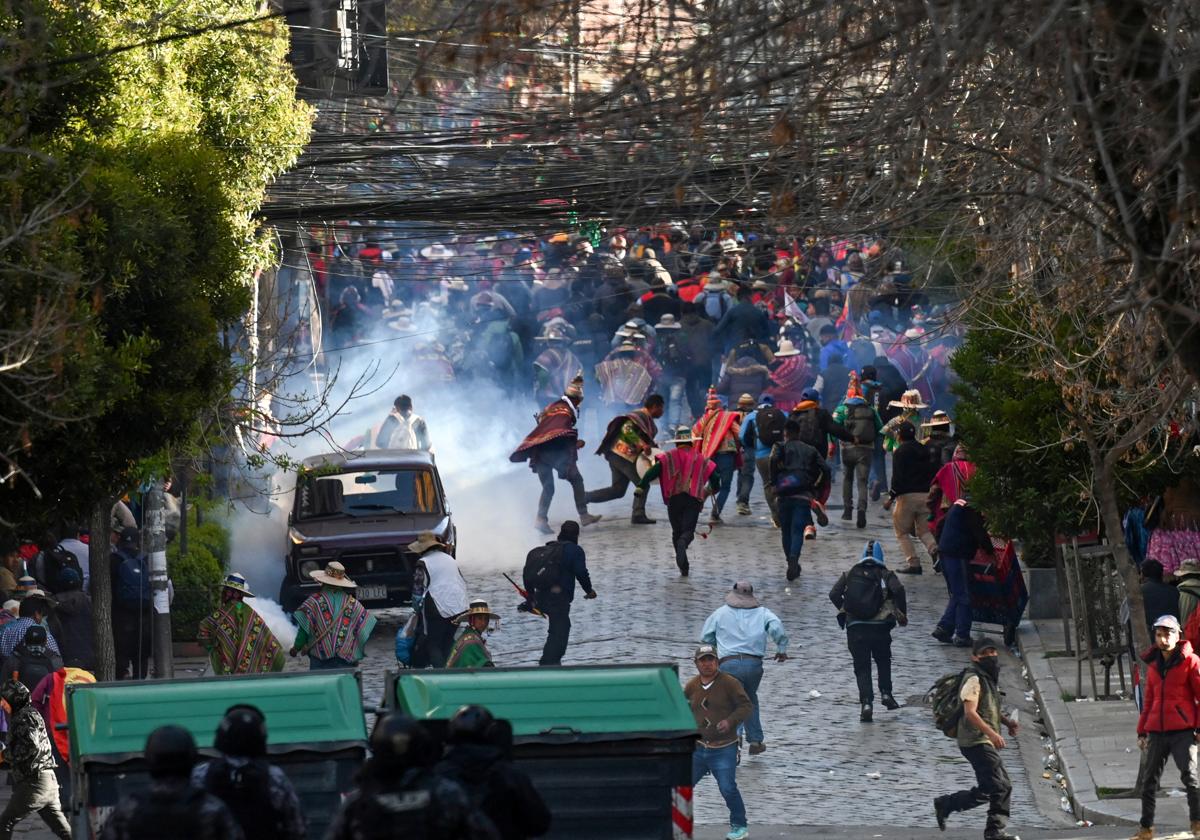 La caravana de seguidores de Evo Morales choca contra la Policía en La Paz