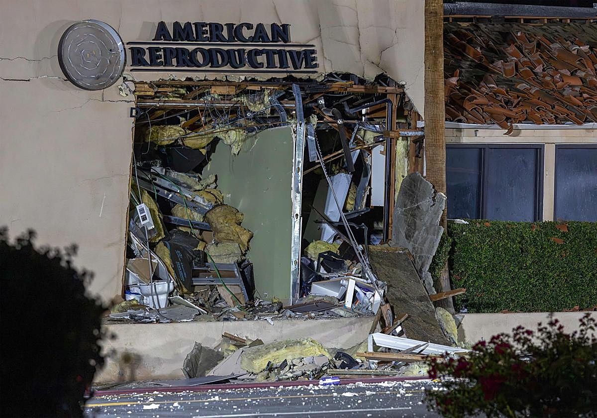 Estado en el que ha quedado la clínica frente a la que explotó el coche
