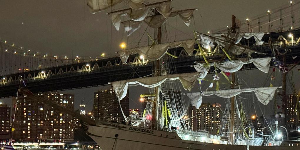 Dos muertos en el choque del buque-escuela de la Armada de México contra el puente de Brooklyn