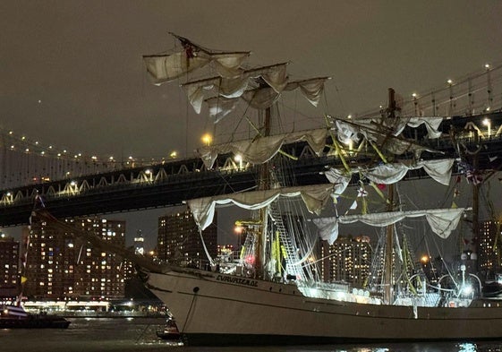 Dos muertos en el choque del buque-escuela de la Armada de México contra el puente de Brooklyn