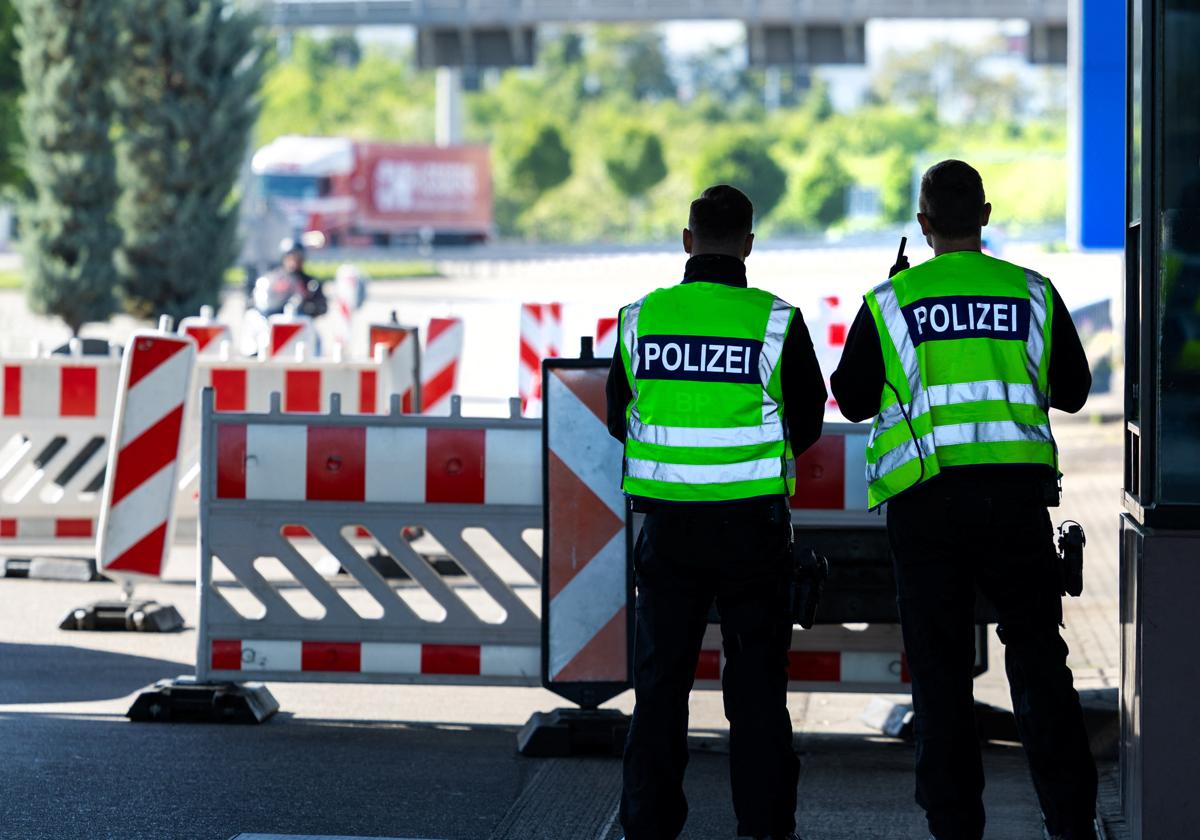 Dos policias alemanes, en la frontera.