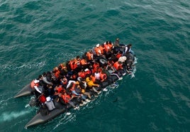 Muere un inmigrante y más de 60 son rescatados tras hundirse una embarcación en el canal de la Mancha