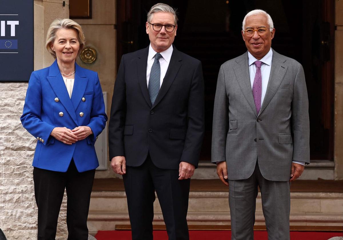 El primer ministro británico, Keir Starmer, en el centro, junto a los presidentes del Consejo Europeo, António Costa, y de la Comisión Europea, Ursula von der Leyen.