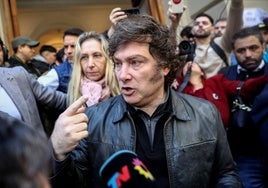 Milei acusa a un periodista de agredirle: «¿Me pegaste a propósito?»
