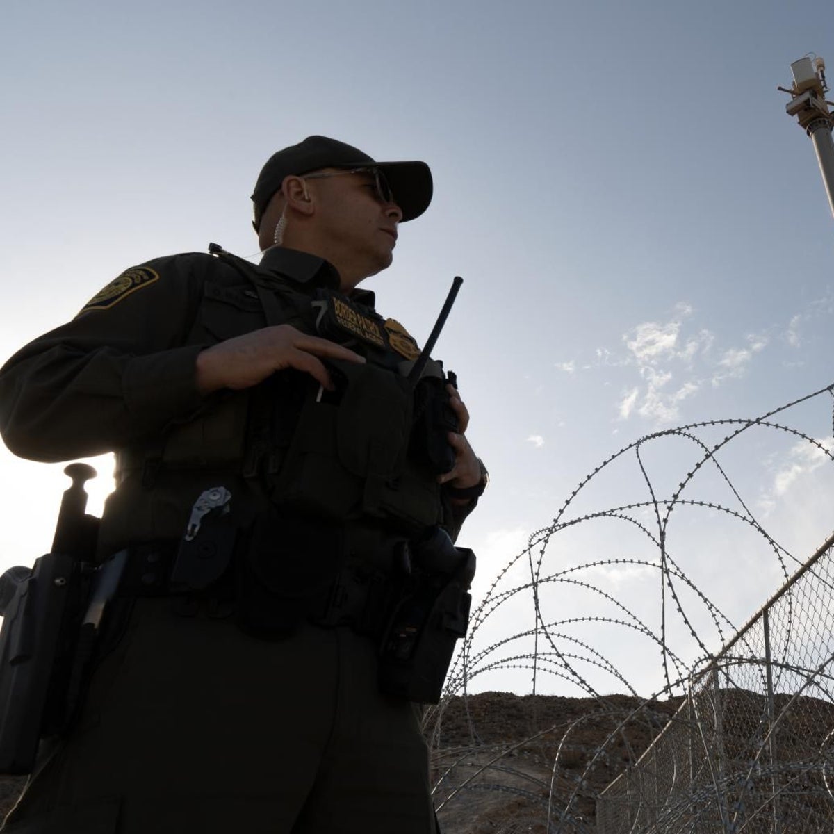 Un soldado estadounidense vigila la línea fronteriza en El Paso