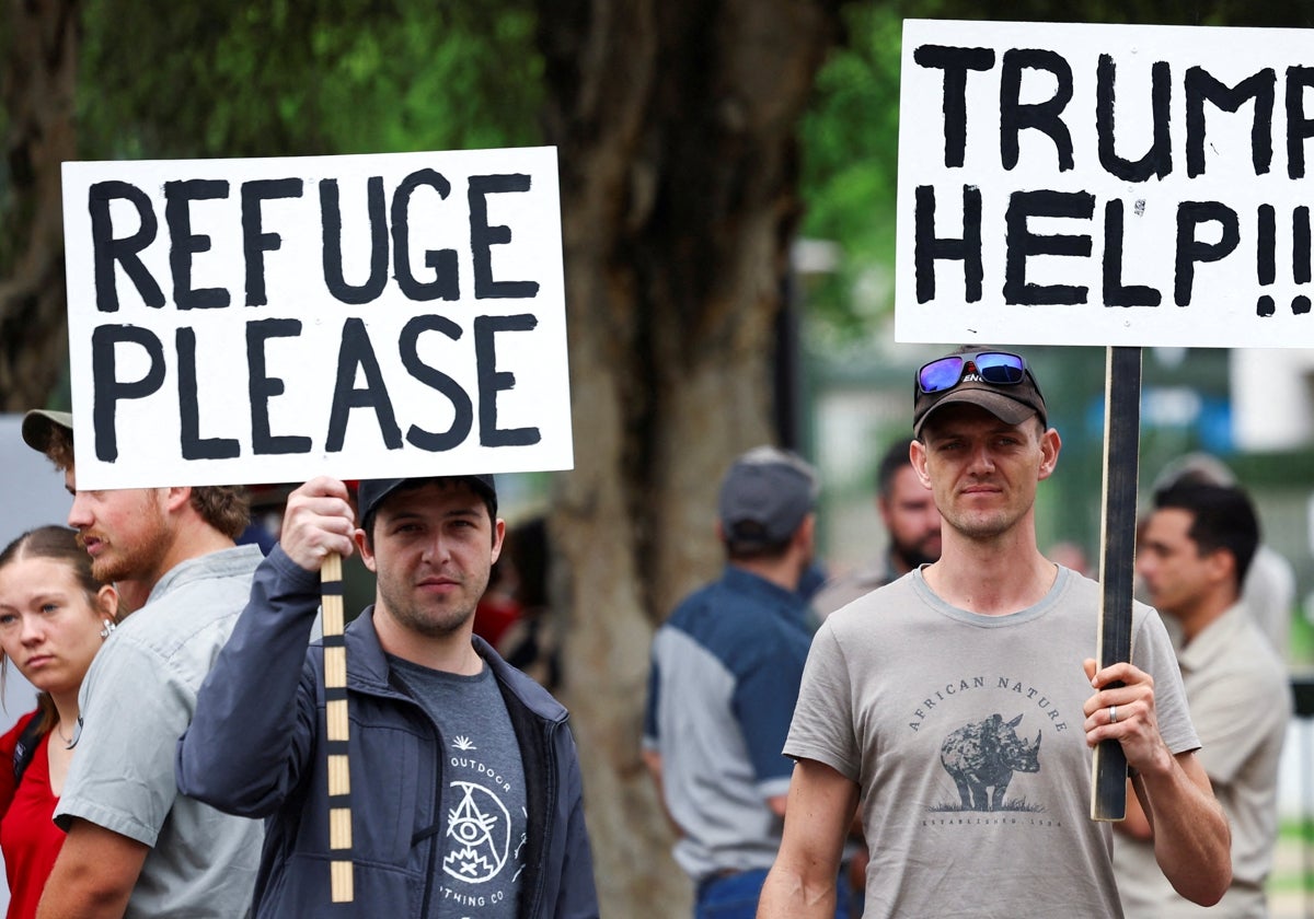 Manifestación a favor de Trump frente a la Embajada de Estados Unidos en Pretoria