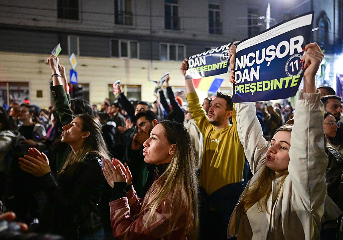 Simpatizantes del presidente electo, Nicusor Dan, celebran la victoria del candidato europeísta