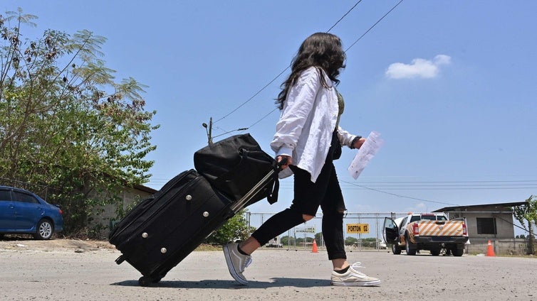 Mil dólares por abandonar el 'sueño americano': arrancan los vuelos de autodeportación de Trump