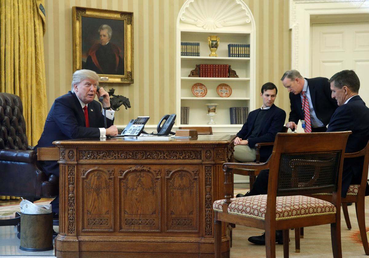 El presidente estadounidense, Donald Trump, habla por teléfono en una imagen de archivo