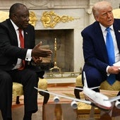 Trump muestra fosas y acusa al presidente de Sudáfrica de «genocidio»