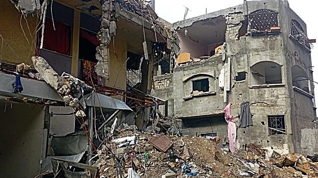 Imagen después - La casa de tres plantas de la familia de Martín Awour, reducida a escombros tras los bombardeos israelíes