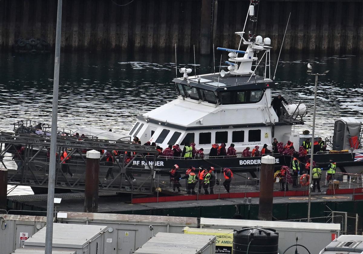 Una embarcación con inmigrantes que intentaba cruzar el Canal de la Mancha desde Francia