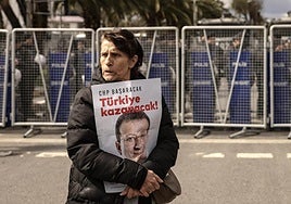 Turquía prohíbe la exhibición de imágenes del alcalde de Estambul detenido, principal opositor de Erdogan