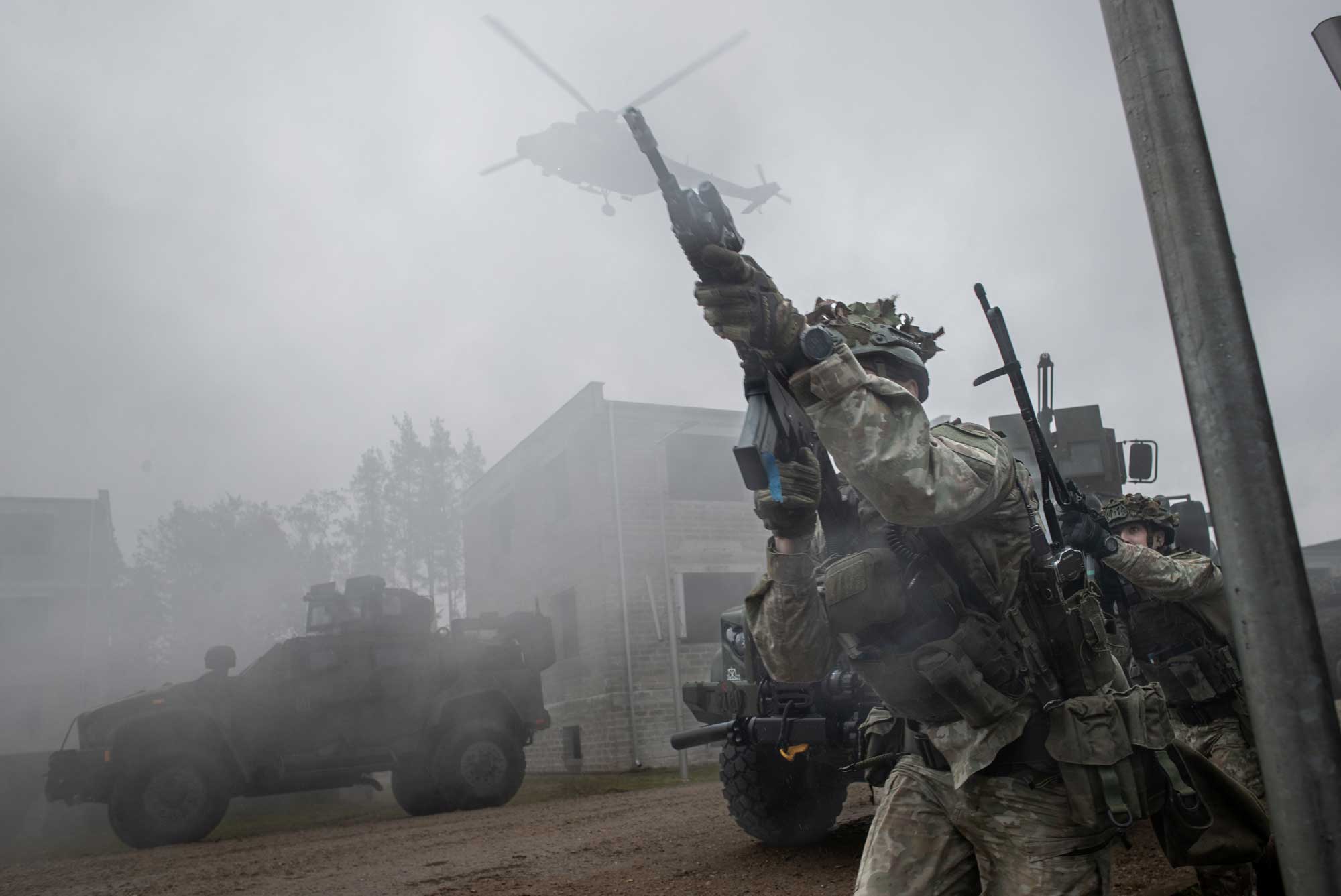 Soldados de la 16ª unidad mecanizada del Ejército polaco entrenan la defensa europea