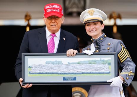 Imagen secundaria 1 - En la primera foto: soldados del Ejército de EE.UU. en la ceremonia de graduación en la Academia Militar de West Point. En la segunda, Trump posa junto a una cadete. El presidente estadounidense asiste al acto de graduación