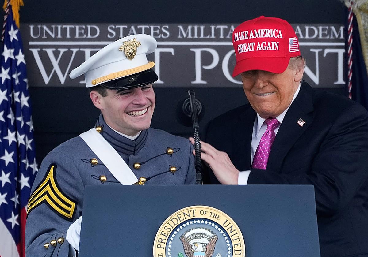 El presidente Trump asiste a la ceremonia de graduación en la Academia Militar de West Point