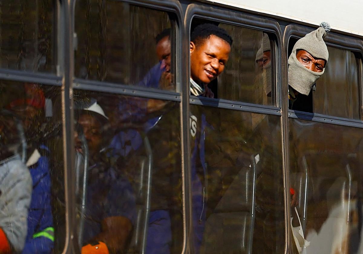 Mineros rescatados en un autobús.