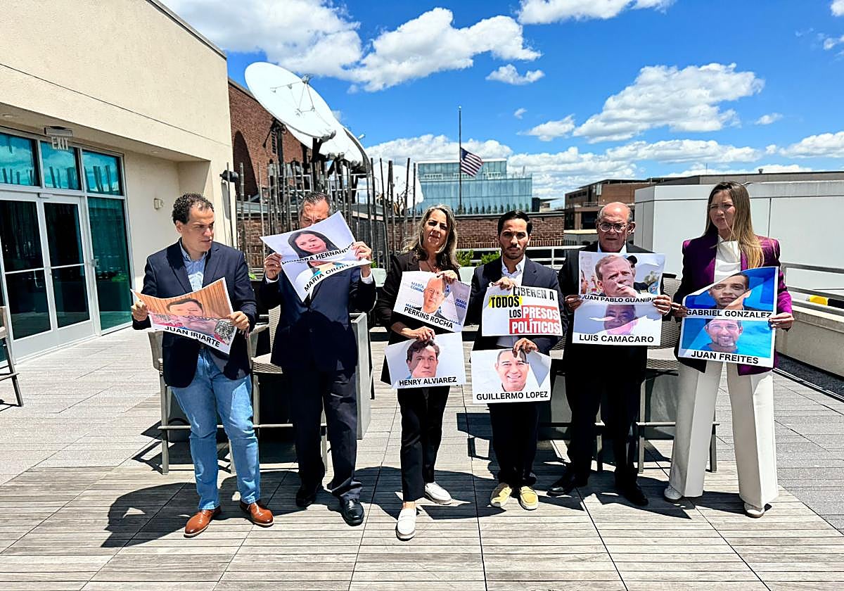 Los opositores venezolanos encerrados en la Embajada argentina relatan su salida de Caracas