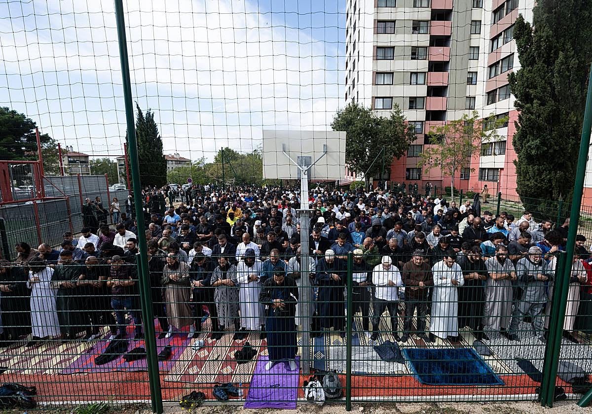 Rezo multitudinario de musulmanes en plena calle en Marsella