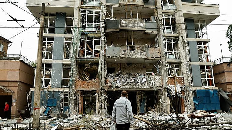 Un ucraniano contempla el resultado de un bombardeo ruso sobre un edificio en Kiev