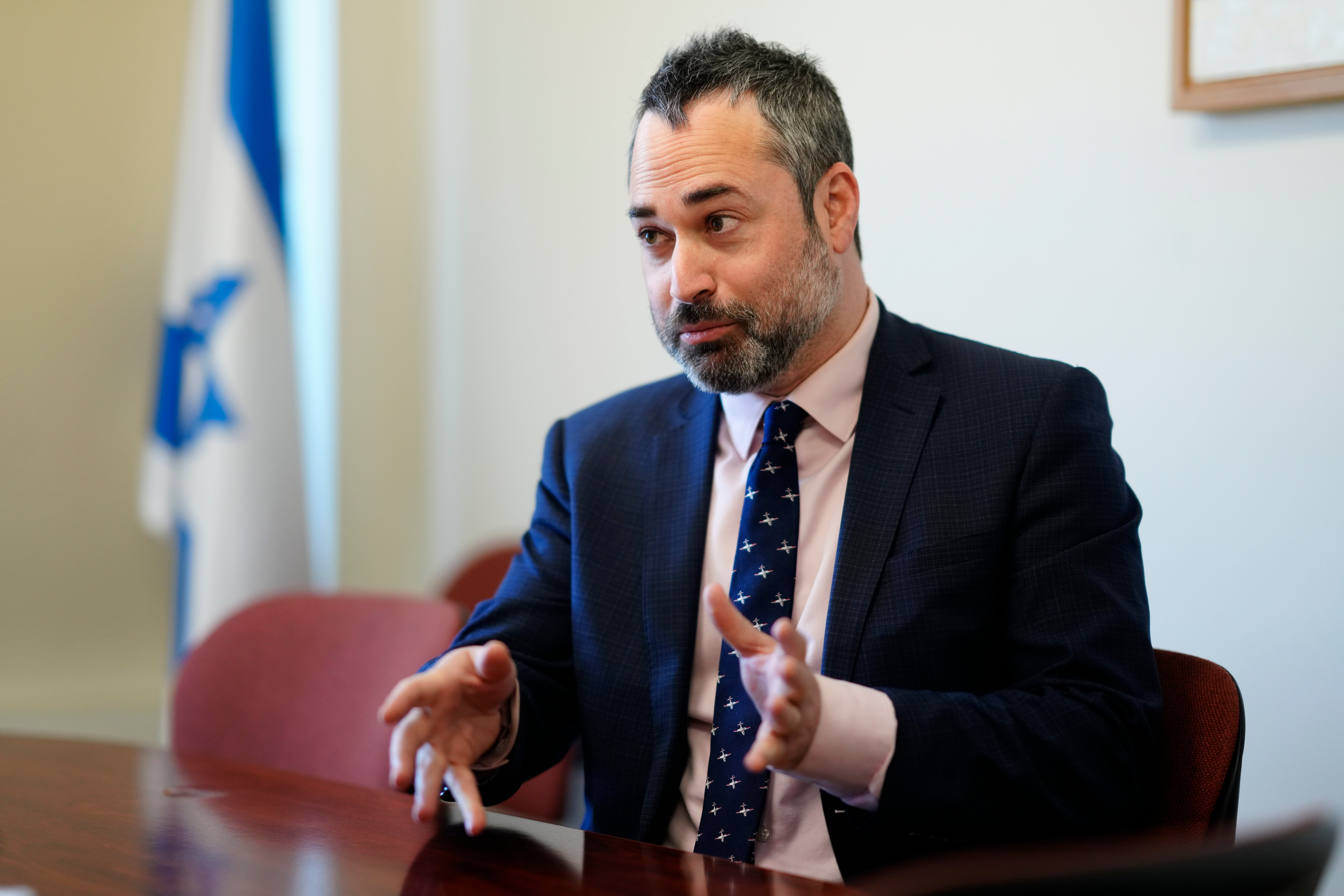 El encargado de Negocios de Israel y embajador en funciones, Dan Poraz, durante la entrevista esta mañana