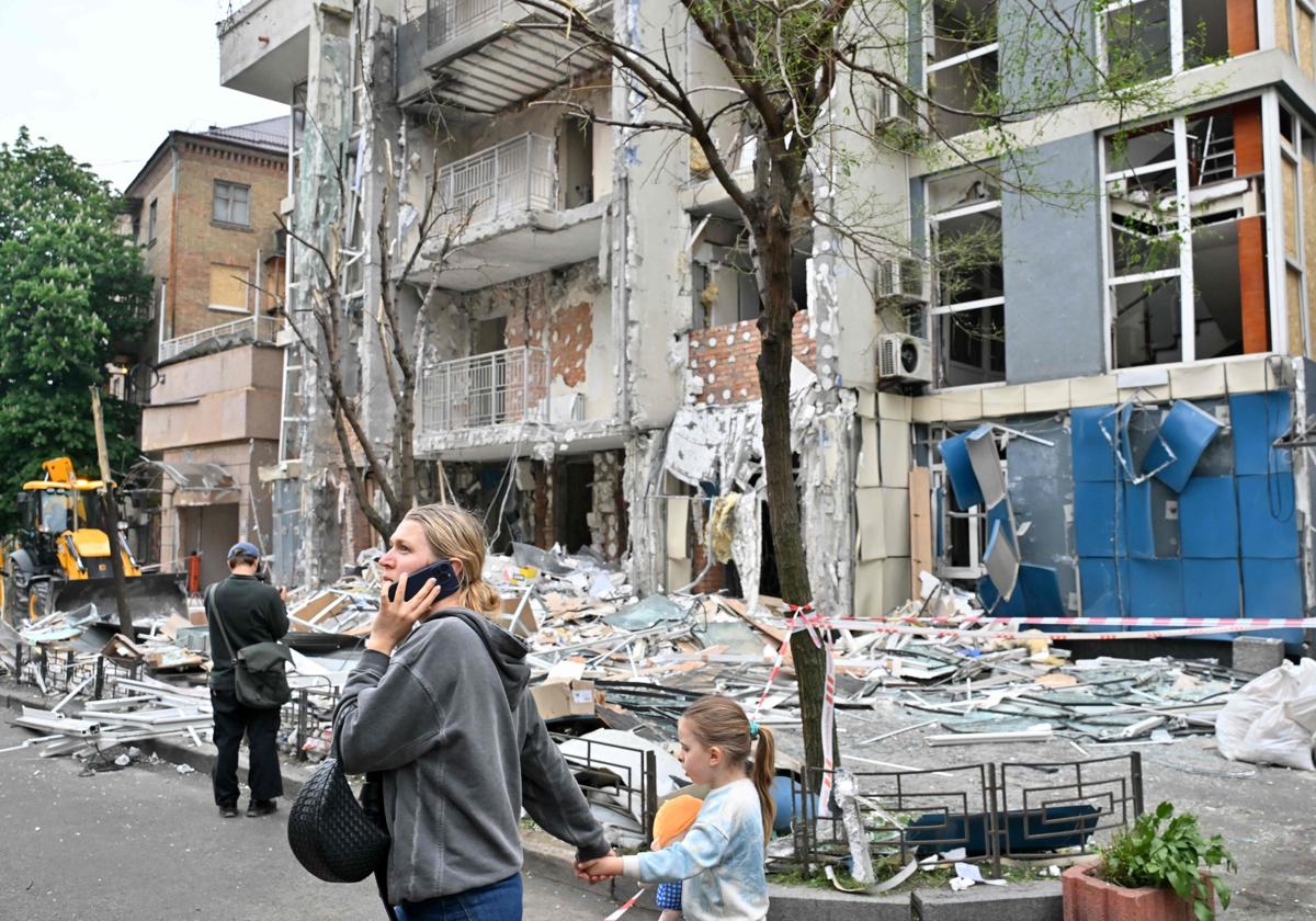 Ucranianos observan el estado de los edificios tras un ataque ruso sobre Kiev