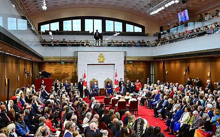Imagen principal - Carlos III intervino en el Senado canadiense, sentado en el trono por primera vez en cerca de medio siglo, con asistencia de las diferentes comunidades indígenas y de origen europeo del país