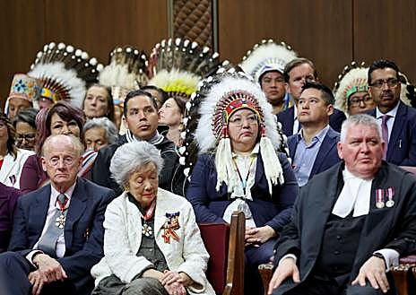 Imagen secundaria 1 - Carlos III intervino en el Senado canadiense, sentado en el trono por primera vez en cerca de medio siglo, con asistencia de las diferentes comunidades indígenas y de origen europeo del país