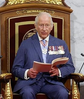 Imagen secundaria 2 - Carlos III intervino en el Senado canadiense, sentado en el trono por primera vez en cerca de medio siglo, con asistencia de las diferentes comunidades indígenas y de origen europeo del país