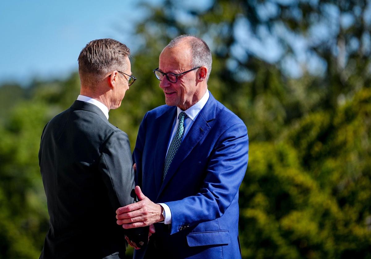 El canciller alemán, Friedrich Merz, con el el presidente finlandés, Alexander Stubb
