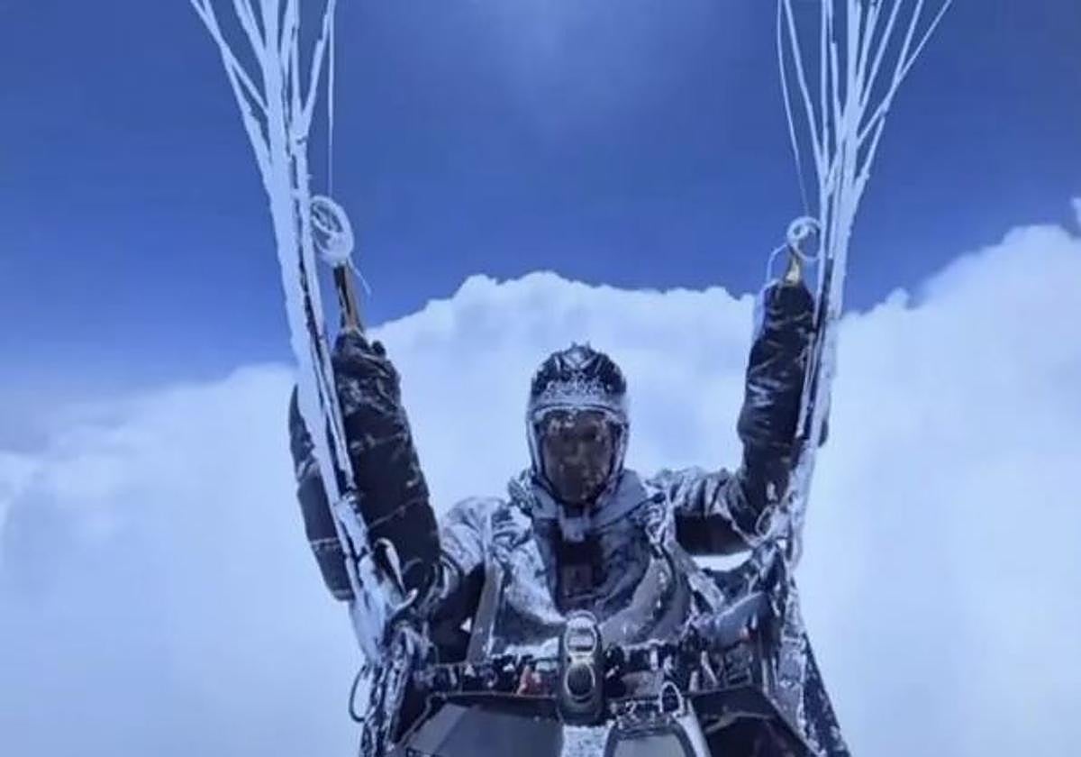 El parapentista chino en las alturas