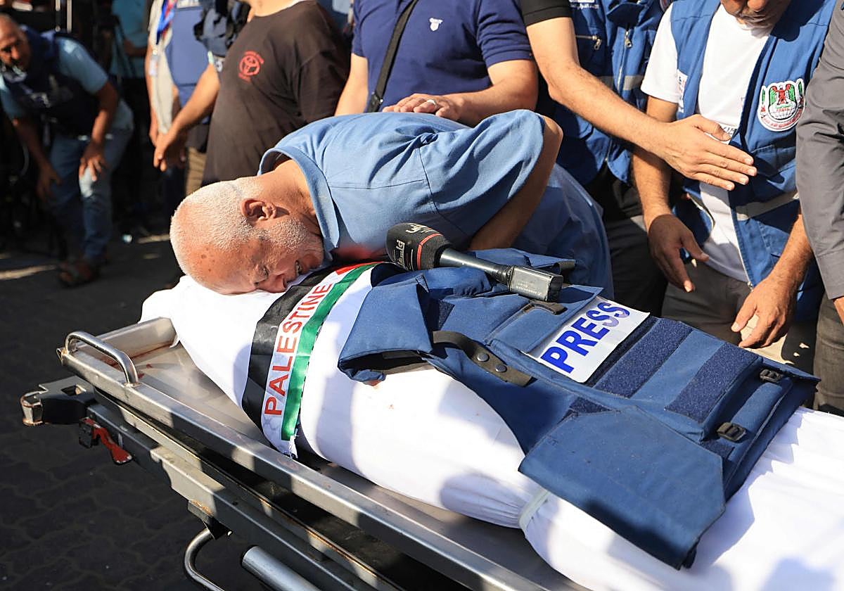 Familiares despiden al periodista de Palestine TV, Mohamed Abu Hatab