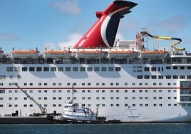 Un crucero rompe las amarras por el fuerte viento y dos turistas terminan en el mar