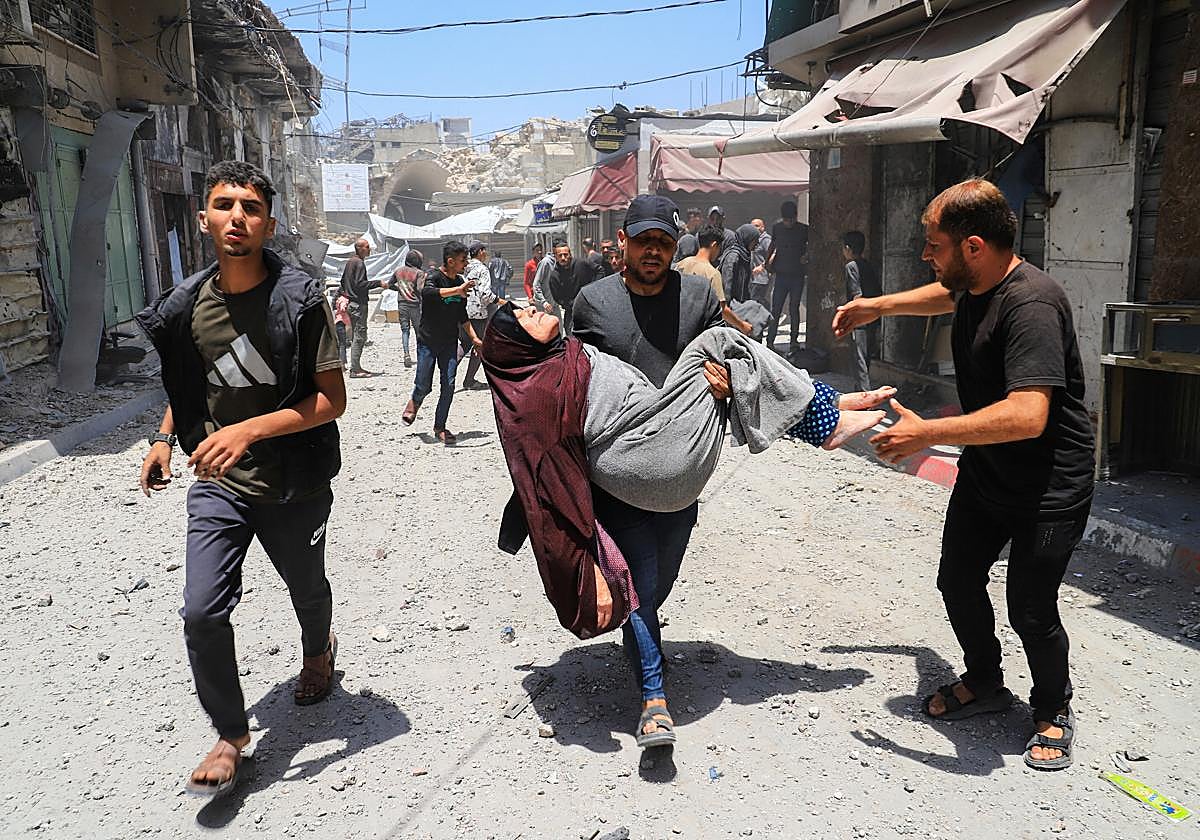 Palestinos evacúan heridos tras un ataque israelí en Ciudad de Gaza