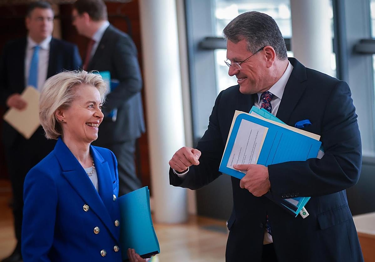 La presidenta de la Comisión Europea, Ursula von der Leyen, conversa con el comisario europeo de Comercio y Seguridad Económica, Relaciones Interinstitucionales y Transparencia, Maros Sefcovic