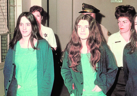 De izq. a dcha., Susan Atkins, Patricia Krenwinkel
